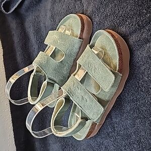 Mukluks Green Sandals Size 6